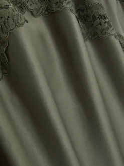 Nuisette Mi-longue En Satin à Finitions En Dentelle